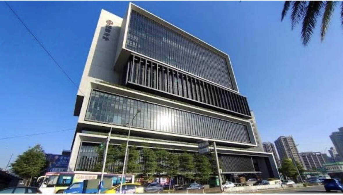 公司實際辦公大樓原始照片,保留建築外觀與比例