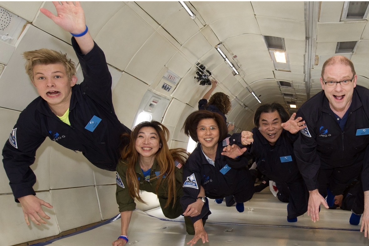 乘員在無重力飛機內漂浮的原始合照 / Original photograph of people floating inside a zero-gravity aircraft
